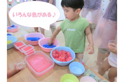 用意したのは、<span style='color:#75ff75;'>カラフル</span>で<br>大小様々な大きさの<span style='color:#75baff;'>氷</span>！<br><br>大きな模造紙を用意してお絵描きをしたり<br>コロコロの<span style='color:#75baff;'>氷</span>をカップに移して<br><span style='color:#75ffff;'>冷たい感触</span>を楽しんだりできるようにしました<span style='color:#ffba75;'>♪</span>