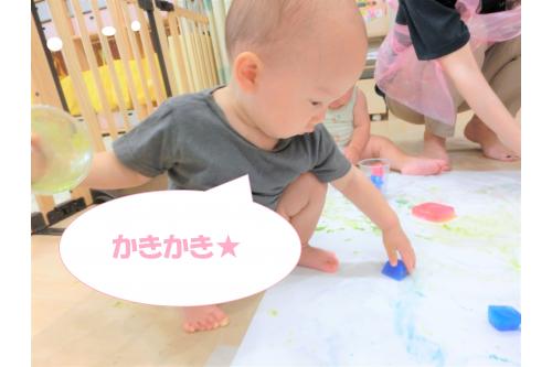 どんどんお絵描きをしていると、<br>氷の色が混ざり、<br><span style='color:#ba75ff;'>「紫色になってる！」</span>と喜んで<br><span style='color:#ff75ba;'>発見</span>を教えてくれる子もいました<span style='color:#ffba75;'>♪</span><br><br>異年齢児で遊ぶ事で<span style='color:#ff75ba;'>発見</span>が<br>お友だちに伝わり、<br>遊びが広がります<span style='color:#ff7aff;'>(*^^*)</span>