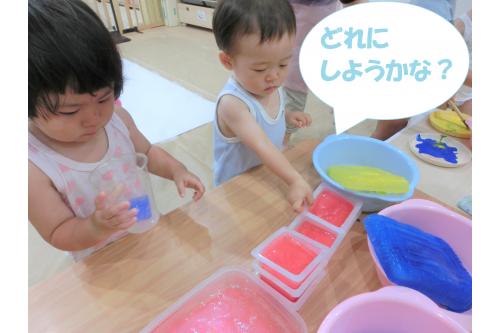 子どもたちは、<span style='color:#75ffba;'>「何色の氷にしよう？」</span>と<br>選択を楽しんでいるようでした<span style='color:#75baff;'>(^^♪</span><br><br>思い思いにカップに入れると、<br><span style='color:#b7ff70;'>「どうぞ！ジュースです」</span><br>と自然と見立て遊びが始まり、<br>様々な遊び方を楽しむ子どもたちです<span style='color:#ff75ff;'>♪</span>