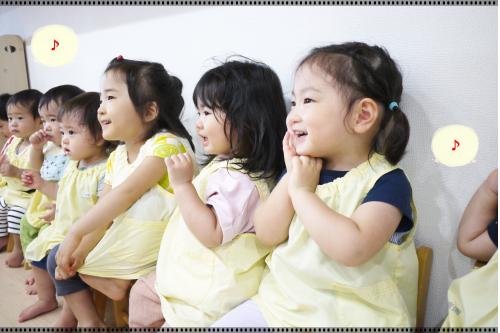 チェリッシュ保育園の子どもたちは<br>英語のレッスンが大好きです!!<br><br>初めは大きい先生に<br>ビックリしていた子どもたちも、<br>終わるころにはみんな笑顔で<span style='color:#ff7f00;'><span style='font-size:1.2em;'>楽しそうな笑い声</span></span>が聞こえています<span style='color:#ff0000;'>♡</span>