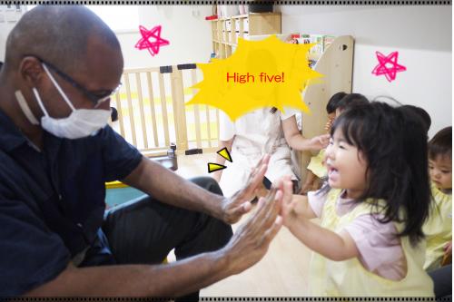 ダンスやいろいろな遊びを通して、<br>体でも<span style='color:#7f00ff;'>体感</span>しますよ<span style='color:#ff007f;'>♡</span><br><br><br>最後は<span style='color:#ff7f00;'>、<b><span style='font-size:1.4em;'>上手にできたね!</span></b></span>と、<br>先生と<span style='color:#ff0000;'><b>ハイタッチ</b><span style='font-size:1.2em;'></span></span>!!<br><br>小さな頃からいろいろなことに<br>触れたり、感じたり、<br>見たり、聞いたりすることは、<br>とてもいい刺激になります<span style='color:#0000ff;'>♪</span><br><br>それでは、次回もお楽しみに~<span style='color:#ffff00;'>☆彡</span>