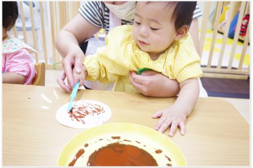 <span style='color:#5bffff;'>「トントントン!」</span>と色付けをしました<span style='color:#23ff91;'>!</span><br>歯ブラシを紙に擦ると<span style='color:#b770ff;'>「シュッシュッ」</span>と<br>音が鳴り、その音に子どもたちは興味津々でしたよ<span style='color:#ff9b38;'>♪</span>