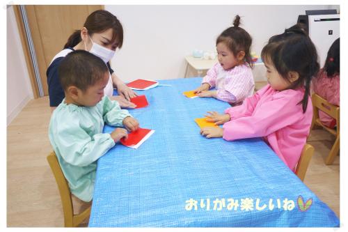 最後は<span style='color:#ff6666;'>うさぎチーム</span>(2歳児)<span style='color:#ff66b2;'>♡</span><br>おりがみで金魚を作りました<span style='color:#ffff56;'>★</span><br>お山とお山を上手に合わせていましたよ<span style='color:#66b2ff;'>(*^^*)</span>