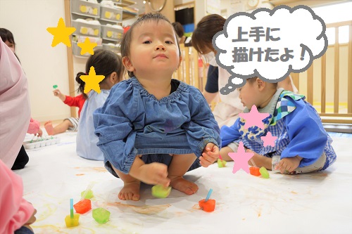 <span style='color:#ff0505;'>赤</span></span>、<span style='color:#0a0aff;'>青</span>、<span style='color:#05ff05;'>みどり</span>など<br>様々な色の氷に興味津々です<span style='color:#00ff00;'>(*^^*)</span><br><br>上手にお絵描きができると、「できたよ!」<br>と得意げに教えてくれました<span style='color:#ff007f;'>♥</span>