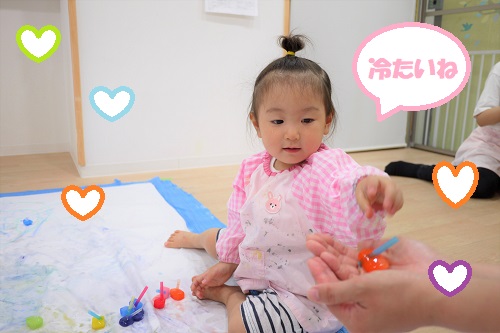 カラフルな氷でお絵描きをしたり、<br>氷に触り、冷たい氷の感触を楽しんで<br>大興奮の子どもたちでした<span style='color:#ff0a0a;'>!</span><br><br>次回のブログもお楽しみに<span style='color:#8c19ff;'>★</span>