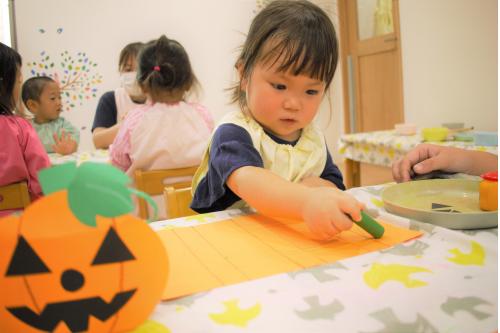 <span style='color:#2dff2d;'>緑色</span>のクレパスで、かぼちゃのつたを<br>お絵描き<span style='color:#2d96ff;'>!</span><br>目や口はのり貼りをして、<br>かぼちゃおばけを作りました<span style='color:#ffff2d;'>★</span><br>のりを使うことにも慣れてきましたよ<span style='color:#ff3838;'>♪</span><br><br><br>そして、<span style='font-size:1.2em;'><span style='color:#ff1eff;'><b>うさぎチーム</b></span></span>