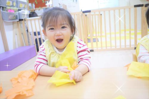 ”<span style='color:#ffff00;'>くしゃくしゃ~!!</span>” ”<span style='color:#00ff00;'>びりびり~!!</span>”<br>と勢いよく花紙を破ったり、丸めたりしながら落ち葉を作りましたよ<span style='color:#00ff7f;'>(*^^*)</span>