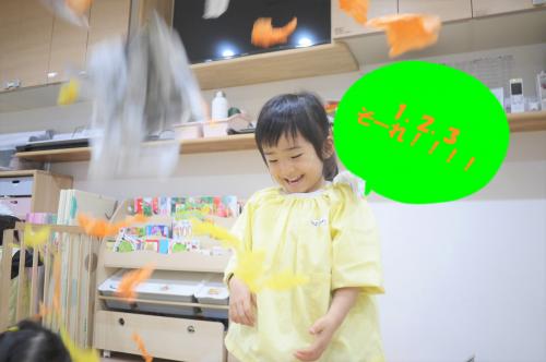 プールに落ち葉を入れて<span style='color:#0505ff;'>落ち葉プール</span>で遊んだり、<br><br>みんなで落ち葉を集めて”<span style='color:#ff007f;'>1・2・3 そーれ!!</span>”と<span style='color:#007fff;'>葉っぱの雨</span>を降らせました☆彡<br>