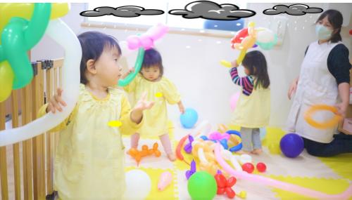 みんなで傘をさして、<br>”<span style='color:#ff0fff;'>いってきまーす!!!!</span>”<br>仲良くお散歩にでかけていましたよ<span style='color:#8e1eff;'>(*^▽^*)</span><br>園庭にも風船を持っていき傘をさして遊んだり風船ボールを転がして遊んだりして楽しんでいました!<br><br>次回のブログもお楽しみに<span style='color:#ffff14;'>★★</span>