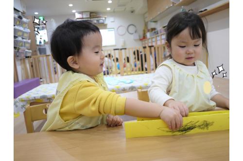 お絵描きした画用紙を折って<br>「ブーブー!」とお友達同士で車に見立てて走らせていましたよ(#^^#)<br><br><br><br>次回のブログもお楽しみに<span style='color:#7f00ff;'>!</span>