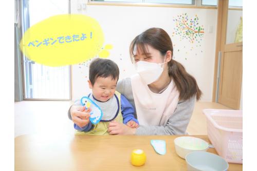 そして、足型にペンギンの目や口を貼ります<span style='color:#ff7f00;'>♪</span><br><br>ひよこチームは最近でんぷんのりにも挑戦しています<span style='color:#ff00ff;'>!</span><br>冷たい感触がおもしろくて、<br>何度も指につけようとする姿が見られます<span style='color:#ffff00;'>★</span><br><br>できることがたくさん増えて、遊びの幅も広がってきました<span style='color:#007fff;'>(*^^*)</span>