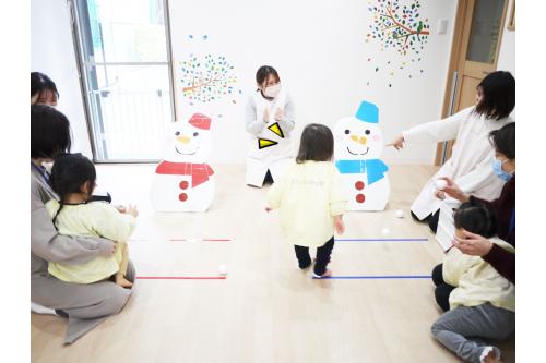朝の会の後は、<br>みんな大好きな<span style='color:#7f00ff;'>雪合戦ゲーム</span>をしました!<br><br>お母さんお父さんと一緒に<br><span style='color:#3d3dff;'>雪だるま</span>にむかって雪のボールを投げます<span style='color:#ff007f;'>♪</span>