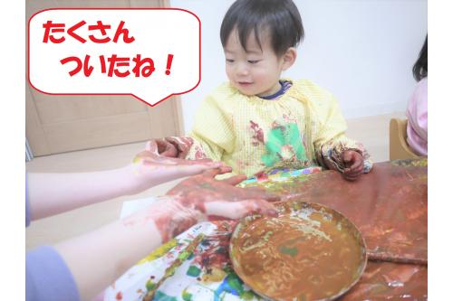 後半はどんどん大胆になり、手で紙にぬりぬり…<br><br><br>いろんな色が混ざり合い<span style='color:#00ff00;'>色が変化</span>していく様子を楽しんだりバンバンと紙を叩いて<span style='color:#7f00ff;'>絵の具が飛ぶの</span>を楽しんだりと徐々にダイナミックな遊びを楽しむ子どもたちでした<span style='color:#ff007f;'>!</span><br><br>次回のブログもお楽しみに<span style='color:#ffff00;'>★</span>