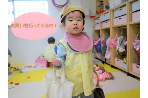 お買い物を楽しむ姿も<span style='color:#007fff;'>!</span><br><br>両手にかばんを持って大忙し<span style='color:#ff42ff;'>(*^^*)</span><br><br><span style='color:#ff2323;'>「トマト!」</span>や<span style='color:#ff7f00;'>「じん!(にんじん)」</span>など<br>食べ物を指さして教えてくれることも増えました<span style='color:#ff0000;'>!</span><br><br>それぞれ好きな野菜と果物を選んで入れていましたよ<span style='color:#ff0000;'>♥</span>