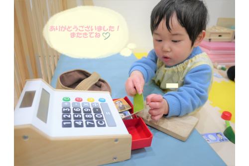 レジではボタンや引き出しの中に興味津々<span style='color:#ff00ff;'>!</span><br>お金を持って、<span style='color:#ff7f00;'>「どうぞ」</span><span style='color:#198cff;'>「ありがとう」</span>のやりとりも楽しみました<span style='color:#ff0000;'>♪</span><br><br>どんどんごっこ遊びが楽しくなってくる時期です<span style='color:#ff7f00;'>!</span><br>パン屋さんやジュース屋さんなども楽しいですよ<span style='color:#007fff;'>(*^^*)</span><br>是非、お家でもやってみてくださいね<span style='color:#ff9123;'>☆彡</span><br><br>次回のブログもお楽しみに~<span style='color:#ff05ff;'>!</span>