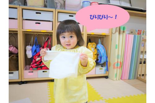 今回は、<span style='color:#ff8c19;'>りすチーム</span>の<span style='color:#1489ff;'>雪遊び</span>の様子をご紹介します(*^-^*)<br><br>”白い紙が何に変身するの?”と不思議そうに保育者の様子を見ている子どもたち。<br>びりびりして雪を降らせると、<br>”わあ!やりたい”とワクワク笑顔になりました!!<br><br>白い花紙をもらうと、<span style='color:#00ff00;'>小さく小さくちぎって</span>雪作りスタート!!!!<br>