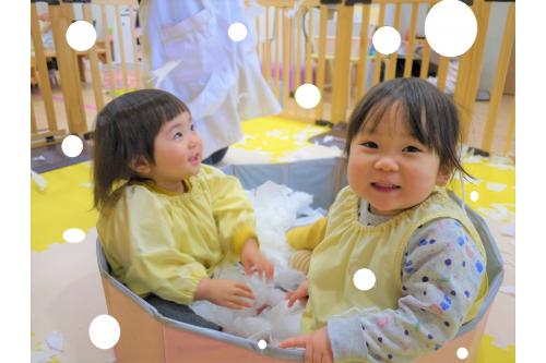 最後は、<span style='color:#00ffff;'><b>雪</b></span>の上にお友達と一緒にすわって雪のお風呂で遊んでいましたよ!!<br><br>たくさんの雪を触って”<span style='color:#ff1e8e;'>ふわふわだね!!</span>”と<br>雪の感触を楽しんでいた子どもたちでした♪<br><br><span style='color:#7f00ff;'>次回のブログもお楽しみに☆彡</span>