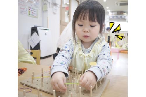 <span style='color:#ff1489;'>「ここに輪ゴムを引っかけたらどんな形になるのかな?」</span>と想像しながら、輪ゴムを引っかける子どもたち(#^^#)<br>