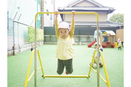その後、椅子を付けて<span style='color:#1eff1e;'><span style='font-size:1.2em;'><b>ブランコ</b></span></span>にすると、<br>「<span style='color:#ff2391;'><span style='font-size:1.2em;'><b>つぎ〇〇ちゃん!</b></span></span>」と言って<br>目をキラキラさせ、順番を守りながら<br>楽しんでいましたよ<span style='color:#ff2d2d;'>♪</span>