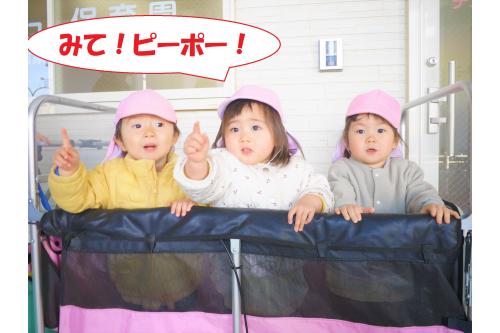 砂場では、ケーキ作りやカレー作りなどをして、<br>お友達や保育者と<br><span style='color:#8205ff;'>ごっこ遊び</span>をしました。<br>