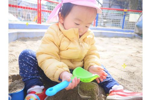 真剣な表情で料理を作り、出来上がると<br>バケツのカレーとスコップを一緒に持ってきてくれました！！<br><br>カレーには、スプーンがいることをちゃんとわかっていますね(^^♪<br>