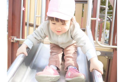 りすチームが、いま一番大好きな遊具は、<span style='color:#ff0000;'>すべり台</span>です！！！<br><br>今年度のはじめは、保育者と滑っていましたが、<br>今では、<span style='color:#ff2dff;'>”行くよ♥”</span>と<br>一人で滑ることができるようになりました！！<br><br><br>今年度も残りわずかですが、<br>大好きな公園あそびを<br>最後までみんなで楽しみたいと思います<span style='color:#ff23ff;'>(*^^*)</span><br><span style='color:#33ff33;'>次回のブログもお楽しみに★</span>