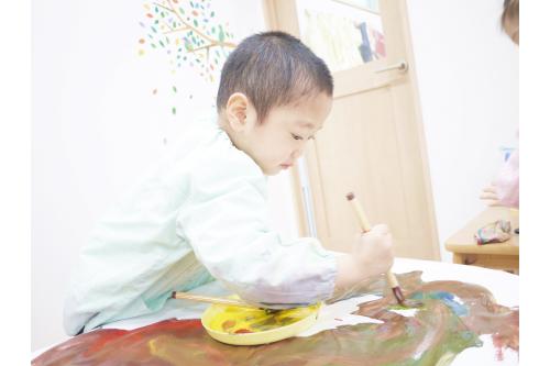 「<span style='color:#00ffff;'><span style='font-size:1.2em;'><b>もったい(ない)ばぁさんのおうち!</b></span></span>」と<br>塗りつぶすように模造紙いっぱいに<br>ダイナミックに描いていました<span style='color:#ff1e1e;'>!</span>