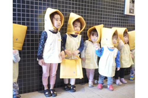 揺れが収まると、サイレンがなり<span style='color:#ff0000;'>「火事です」</span>の声で<br>子どもたちは自分の手で鼻と口を抑えながら<br>外まで避難しましたよ。<br><br><br><span style='color:#ff7f00;'>毎月の訓練で覚えたことが、きちんと身についています!(^^)!</span><br><br><br>保育者からの<span style='color:#007fff;'>『お・か・し・も』のお話し</span>を守って<br>慌てることなく避難することができました(#^^#)<br><br><br>今後も避難訓練を通して<br><span style='color:#00ff7f;'>災害の意識</span>を高めていきたいと思います!!<br><br><br>次回のブログもお楽しみに<span style='color:#91ff23;'>★</span>