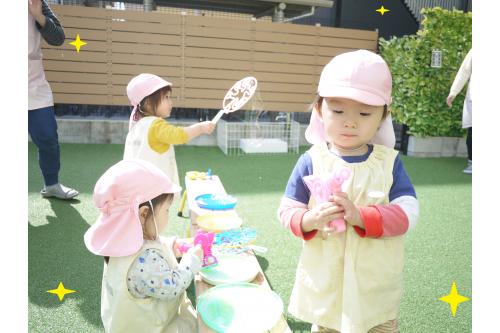 <span style='color:#8e1eff;'>お友達や保育者とのお話を楽しんでいたり</span><span style='color:#ff2828;'>苦手なご飯もを食べようと頑張っていたり</span>と<br>1年でとても成長したりすチーム!(^^)!<br><br>次は、うさぎチームのお兄さん・お姉さんになります!!<br>これからもたくさん遊んで、たくさん食べて大きくなってね!<br><br><span style='color:#2724e5;'>次回のブログもお楽しみに★</span>
