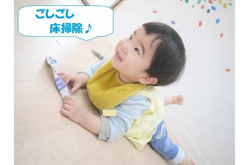まずは大きな新聞を一人一枚ずつ手渡すと、<br><span style='color:#00ff00;'>びりびり</span>と豪快に破ったり<br>新聞を<span style='color:#007fff;'>お布団にしてごろりん</span>と寝転んだり…と様々な反応。<br><br><br>床に寝そべって新聞をタオルに見立てて拭いている姿は<br>きっとお家でのお母さんお父さんの<br><span style='color:#ff7f00;'>まねっこだろうなぁ~</span>とほっこりしました!<br>