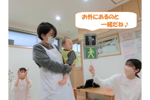 まずは信号のお話をしました。<br><br><br>信号が青のときは<span style='color:#ff00ff;'>左右を確認して渡りましょう</span>というお話をすると、<span style='color:#ff0000;'>「赤はストップ!」</span>と教えてくれていましたよ<span style='color:#00ffff;'>♪</span><br><br>日ごろからお家の方と一緒に道を歩いたり<br>公園に出かけている時にしていることを<span style='color:#ff7f00;'>しっかりと覚えているんでしょうね</span>!<br>