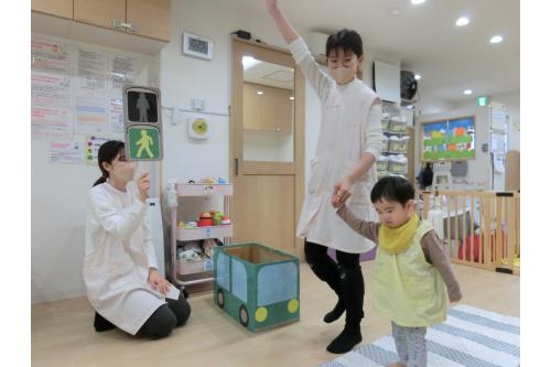 次は、横断歩道の渡り方のお話しをしました。<br><br><br><span style='color:#00ff00;'>〇青信号の時に渡りましょう<br>〇横断歩道の上を歩きましょう<br>〇手を上げて渡りましょう</span><br>のお約束を伝えて早速チャレンジ!<br><br><br>保育者と一緒に<span style='color:#ff00ff;'>手を繋いで</span>渡ることができました♪<br>