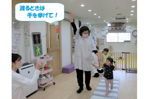 お話の後も<span style='color:#007fff;'>「信号は青の時に渡るよ!」</span>や<span style='color:#ff7f00;'>「シマシマの上を通るんだよ!」</span>などお話しをしてくれていた子どもたち!<br><br><br>これからも公園などに遊びに行く際は<span style='color:#ff007f;'>交通ルールをしっかり守って安全に過ごせるよう</span>にしていきたいと思います。<br><br>また、次回のブログもお楽しみに<span style='color:#ffff00;'>★</span>