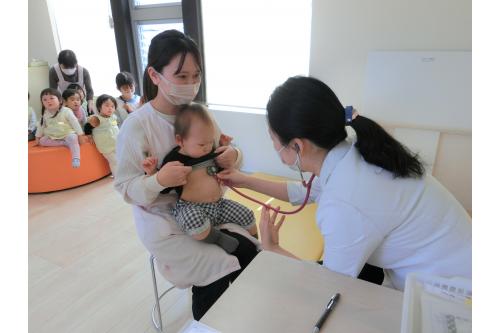 <span style='color:#1489ff;'>順番が来ると、少し緊張した表情でしたが、<br>先生のお話をしっかり聞き、<br>最後まで頑張ることができましたよ!</span><br><br>年に二回実施している内科検診。<br>また次も頑張ろうね(*^^*)<br><br><span style='color:#ff2391;'>次回のブログもお楽しみに★</span>