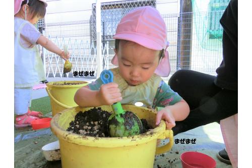 子どもたちがスコップで一生懸命に<br>混ぜてくれました<span style='color:#ff7f00;'>★</span><br><br>とても頼もしい姿が見られましたよ<span style='color:#ff007f;'>(*^^*)</span>