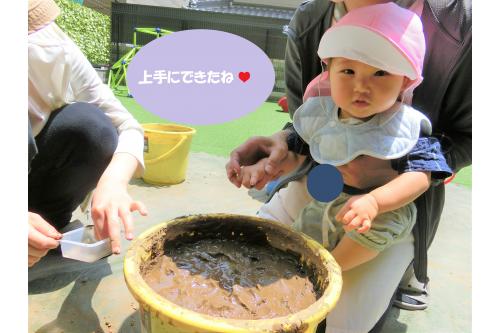 <span style='color:#ff2dff;'>「おおきくなあれ♪おおきくなあれ♪」</span>と<br>みんなで言いながら<span style='color:#00ffff;'>水やり</span>もおこないました<span style='color:#ff7f00;'>！</span>