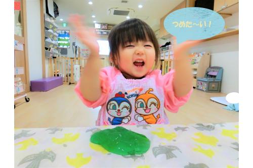 『触ってみてどう？』と質問してみると<br>『<span style='color:#0f87ff;'>つめた～い！</span>』とおおはしゃぎ♪<br><br><br><br><span style='color:#ff14ff;'>『きもちいい！』</span><span style='color:#0a84ff;'>『みて！ながーーーい！』</span>と<br>それぞれ感触を楽しんで遊んでいましたよ♪<br><br><br><br><span style='color:#0fff0f;'>『もっとあそびたい！！』</span>と遊べる時間まで<br>集中して遊んでいました(*^^*)<br><br><br>次回のブログもお楽しみに<span style='color:#ff0582;'>★</span>