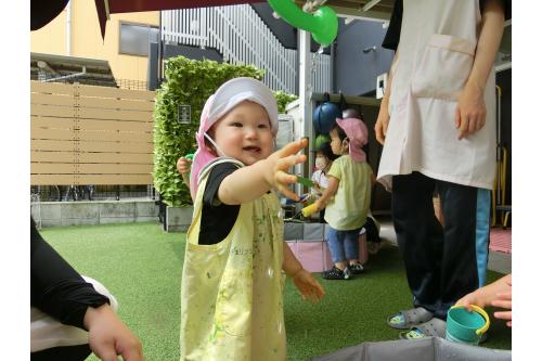 慣れてくると、<br>保育者が持っている<span style='color:#8e1eff;'>ジョウロ</span>や<span style='color:#19ff19;'>シャワー</span>に<br>自ら手を伸ばし、<br><span style='color:#ff389b;'><span style='font-size:1.2em;'>「もっとお水をかけて!」</span></span><br>というように保育者にアピールしてくれました<span style='color:#ff2d2d;'>♥</span>
