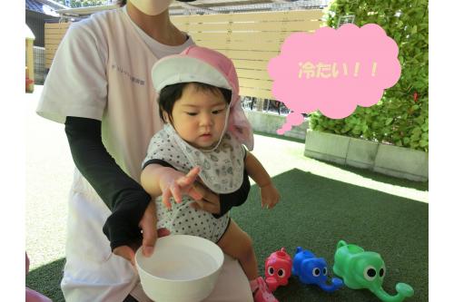 初めての水遊びで<span style='color:#ff19ff;'><span style='font-size:1.2em;'>ドキドキ</span></span>の子どもたち。<br>最初は<span style='color:#2391ff;'>そ~っと</span>慎重に水を触ります。。。<br>