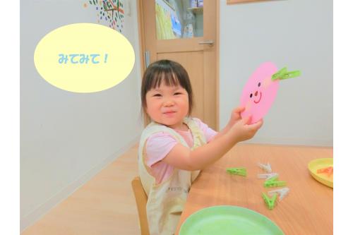 始めは「できない～」と言っていた子どもたちも<br>保育者と一緒に挑戦したり、何度も繰り返していくうちに<br>コツを掴んで一人でできるように<span style='color:#ff7f00;'>！</span><span style='color:#ff38ff;'>★</span><br><br>最後は<span style='color:#93ff28;'>「できた！」</span>の声が増えて<br>とても嬉しかったです<span style='color:#ff2d2d;'>♥</span>