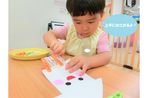 生き物の足や耳に見立てて洗濯ばさみを<br>挟んでいきます<span style='color:#007fff;'>！</span>