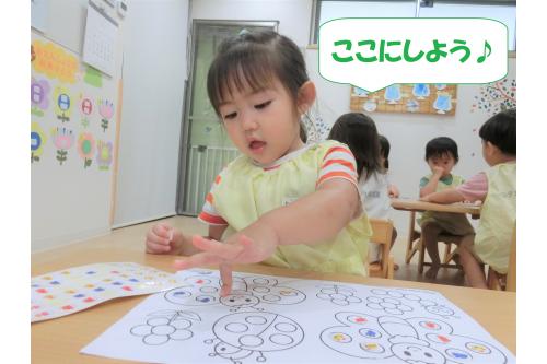 自由に白い紙に貼るのも楽しいのですが、今回は<span style='color:#ff00ff;'>丸が書かれたシール台紙</span>にチャレンジ!<br><br><br><span style='color:#ff7f00;'>「丸の中に貼ってみようね」</span>と説明すると<span style='color:#00ff00;'>「ここ?」「丸あったよ~!」</span>と言いつつも集中して貼ることができました<span style='color:#ffff00;'>(*^^*)</span><br><br><span style='color:#00ffff;'>「シールちょうだい」「次どれ?」</span>とどんどん貼っていた子どもたち。<br><br><br>指先が器用になってきて<span style='color:#ff00ff;'>細かい遊びもどんどん楽しめる</span>ようになっていますよ<span style='color:#ff0000;'>♪</span><br><br>また、次回のブログもお楽しみに<span style='color:#ffff00;'>★</span>