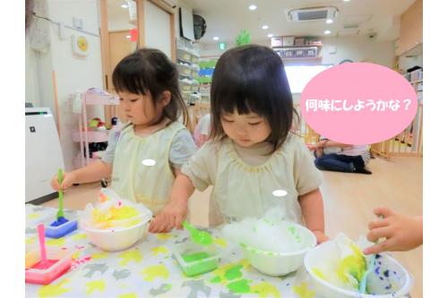 氷に見立てた綿の上に<br>ちぎったティッシュをかけ、<br>さらにその上から絵の具で作った<br>シロップをかけました<span style='color:#007fff;'>!</span><br><br><span style='color:#ff0f0f;'>イチゴ</span>や<span style='color:#89ff14;'>メロン</span>、<span style='color:#ffff00;'>レモン</span>など<br>それぞれ好きな色や味を選びましたよ<span style='color:#ff28ff;'>♥</span>