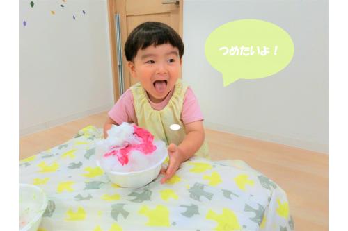 <span style='color:#ff7f00;'>「せんせい食べてみて!」</span><br>とかき氷をくれる子どもたち<span style='color:#007fff;'>(*^^*)</span><br><br><span style='color:#00ffff;'>「つめた~い!」</span><br><span style='color:#ff2dff;'>「おいしいね!」</span>と<br>一緒に食べる真似も楽しみました<span style='color:#9bff38;'>♪</span>