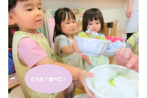 最後は<span style='color:#ff7f00;'>ひよこチーム(0歳児)</span>と<br><span style='color:#7fff00;'>りすチーム(1歳児)</span>にも<br>かき氷を渡しに行きましたよ<span style='color:#ff28ff;'>♥</span><br><br>みんなに褒めてもらえて<br>照れくさそうにしている<br>うさぎチームでした<span style='color:#870fff;'>(*^^*)</span><br><br>夏ならではの遊びはたくさんあるので<br>まだまだ子どもたちと楽しみたいと思います<span style='color:#ff1919;'>!</span><br><br>次回のブログもお楽しみに<span style='color:#ff1e8e;'>♪</span>
