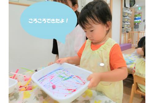 いざ、ビー玉を乗せると<br>お皿を<span style='color:#a347ff;'>左右</span>にころころ・・・<br><br>真剣な表情で転がしていましたよ<span style='color:#3399ff;'>(*^^*)</span><br>だんだん慣れてくると今度は<span style='color:#9bff38;'>上下</span>に<span style='color:#ff8e1e;'>！</span>