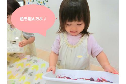 <span style='color:#ff8914;'>ビー玉転がし</span>で<br>うちわの模様を表現しました<span style='color:#ff3399;'>★</span><br><br>６色の絵の具を用意して、<br><span style='color:#007fff;'>「あお！」</span><br><span style='color:#8cff19;'>「グリーンにする！」</span>と<br>好きな色を選んだ子どもたち<span style='color:#ff4747;'>(*^^*)</span>