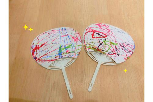 うちわの本体に<br>子どもたちが貼り付けて完成<span style='color:#ff2323;'>！</span><span style='color:#ff8e1e;'>★</span><br>素敵なうちわができました<span style='color:#ff389b;'>♥</span><br><br>次回のブログもお楽しみに<span style='color:#3399ff;'>！</span>