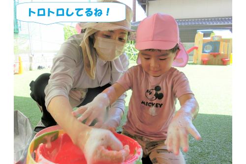 たくさんの泡をバケツに集めて<span style='color:#007fff;'>手をずぼっ</span>と入れている子も！<br><br><br><span style='color:#ff7f00;'>「トロトロってしててきもちいい！」</span>と中の感触を教えてくれました♪<br><br><br>泡のついた手をごしごしこすって<span style='color:#ff00ff;'>「あわあわ増えた～！」</span>なんて新しい発見も！<br>