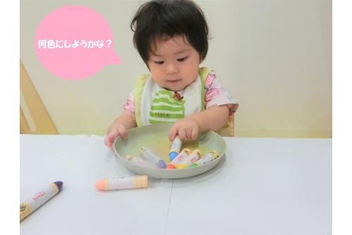 12色のクレパスの中から<br><span style='color:#1489ff;'>「何色にしようかな?」</span><br>と好きな色のクレパスを探す子どもたち(*^-^*)<br>
